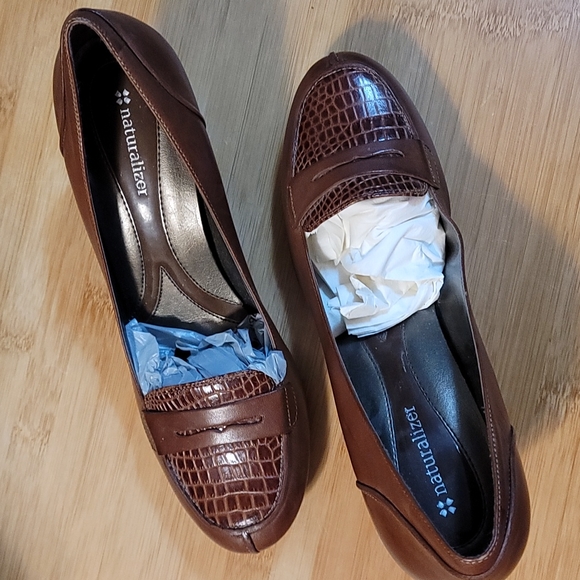 Naturalizer womens brown dress Shoes, small heel, brandnew, size 8M - Picture 2 of 4